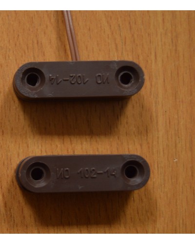 Извещатель охранный точечный магнитоконтактный Комплектстройсервис ИО 102-14 (коричневый) в Уссурийске Извещатели охранные Pintop.ru